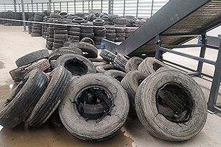 等待破碎的廢舊輪胎